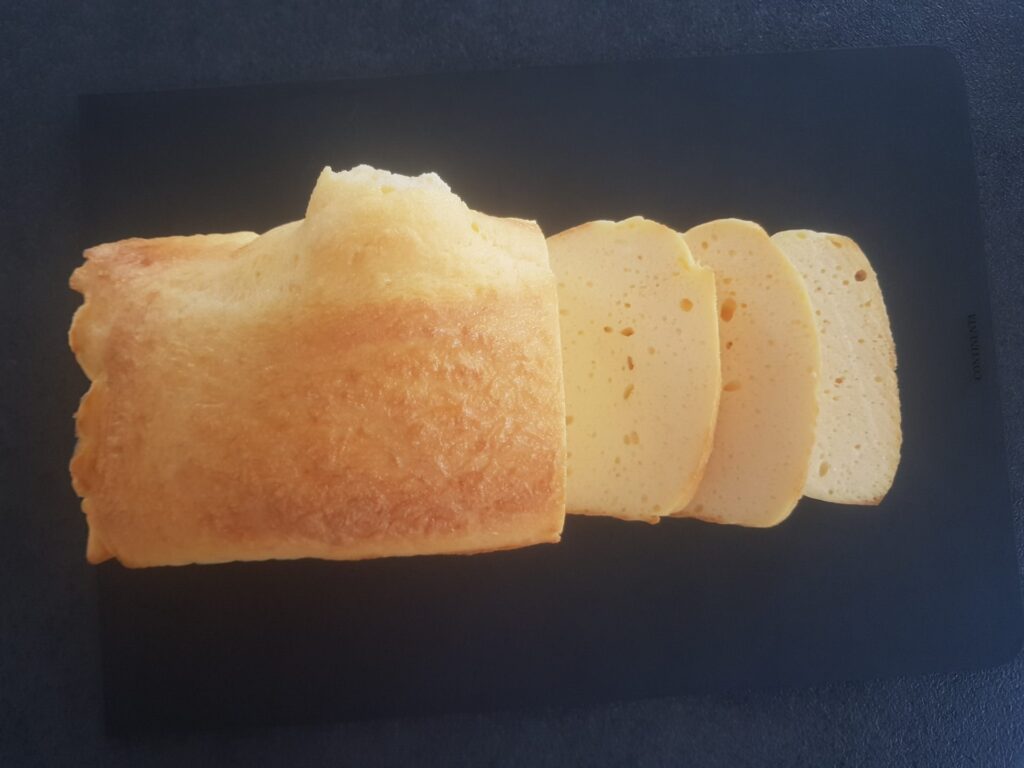 ketogenes Brot das auf einem Brett liegt